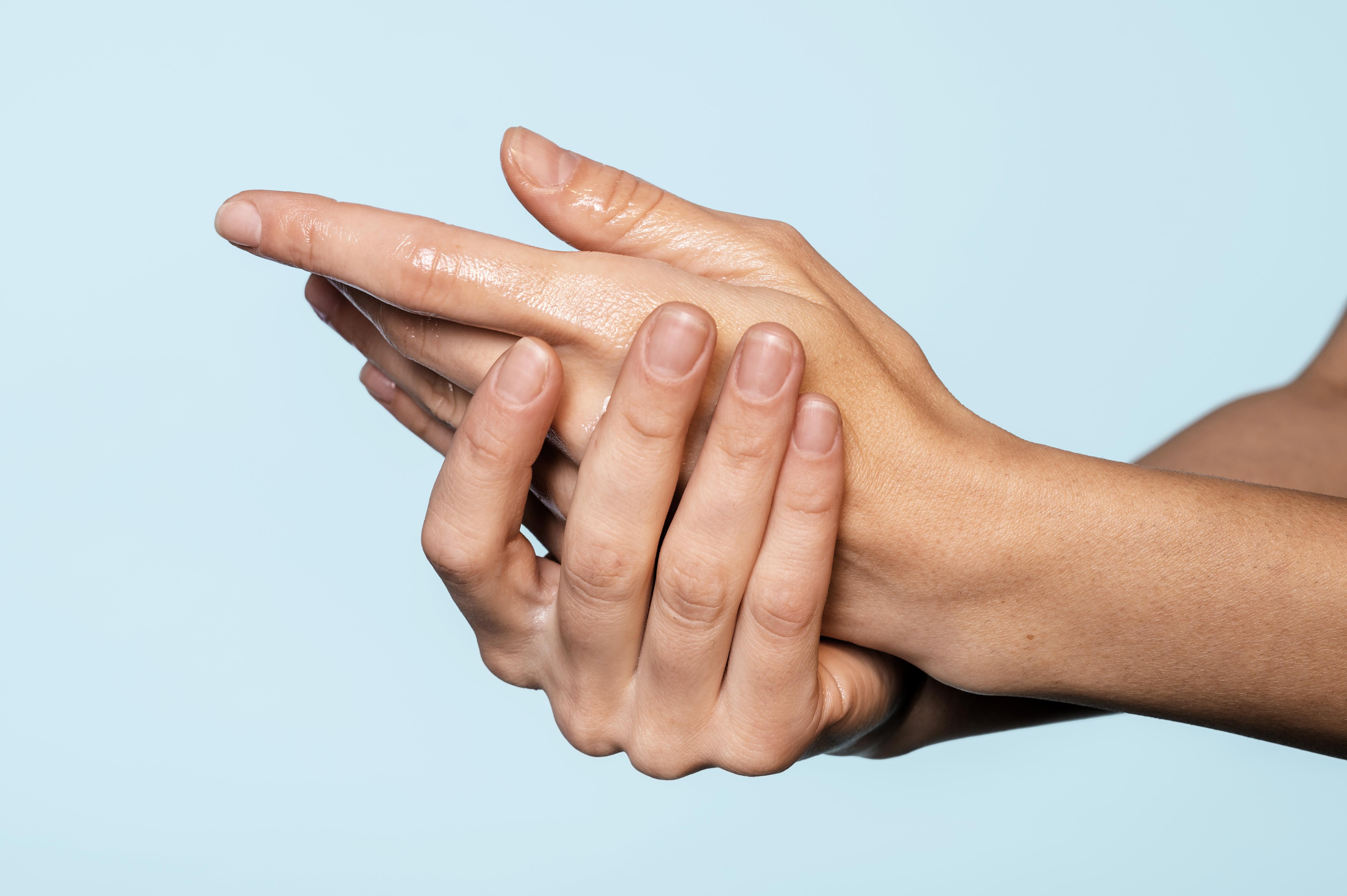 Σύνδρομο Raynaud: Συμπτώματα, αιτίες & αντιμετώπιση κρύων χεριών-ποδιών!
