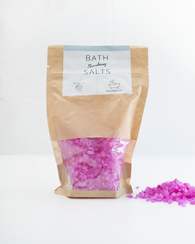 Treat Me Well Bath Salts Strawberry Άλατα Μπάνιου 250gr