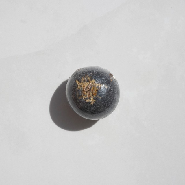 Treat Me Well Fizzing Bath Bomb Orchidea Nera Άλατα Μπάνιου 110gr