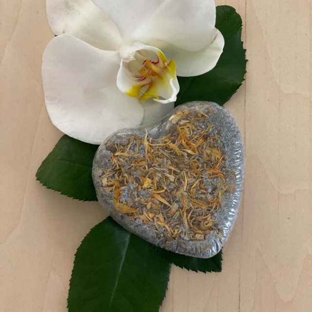 Treat Me Well Bath Creamer Love Heart Orchidea Nera Άλατα Μπάνιου με Άρωμα Μαύρη Ορχιδέα 65gr