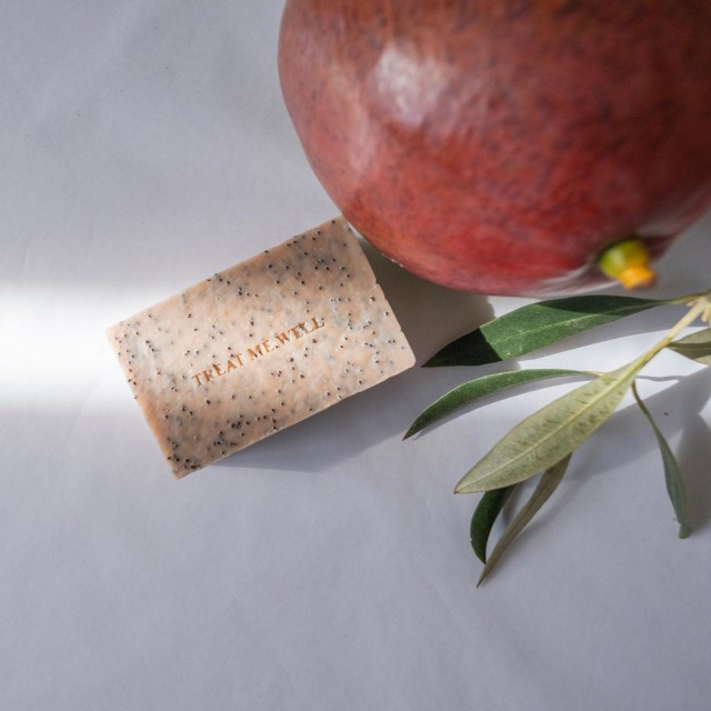 Treat me Well Bar Soap Μπάρα Σαπουνιού για Scrub Σώματος με Παπαρουνόσπορο, Εκχύλισμα Κισσού και Άρωμα Mango 105gr