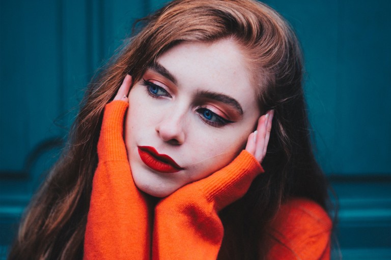 6 τρόποι για να σταματήσεις να αγγίζειs το πρόσωπό σου!