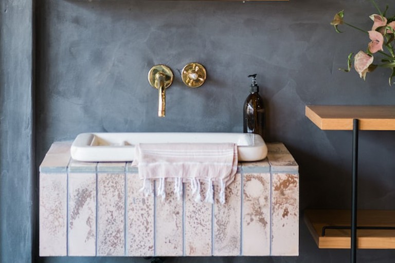 Aυτά τα 5 λάθη φέρνουν μούχλα στο μπάνιο!