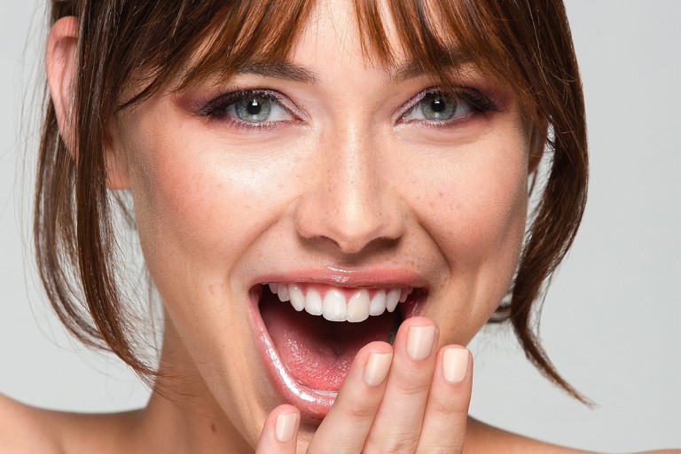 Δόντια λευκά! Ετσι θα τα αποκτήσεις!