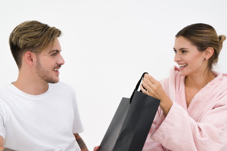 Δες γιατί δεν πρέπει να βάζει τα καλλυντικά σου!